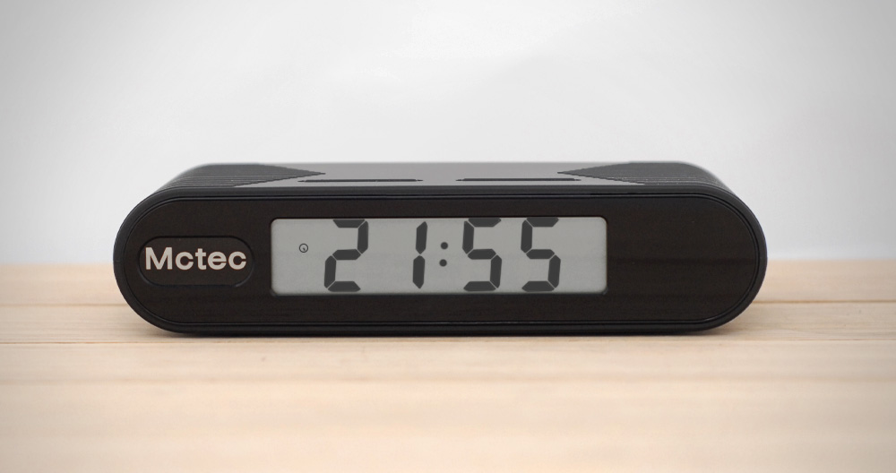 Czy wiesz, że zegarek nocny może zabezpieczyć biuro? Przegląd kamer do biura Ci to udowodni! (fot. materiały własne)