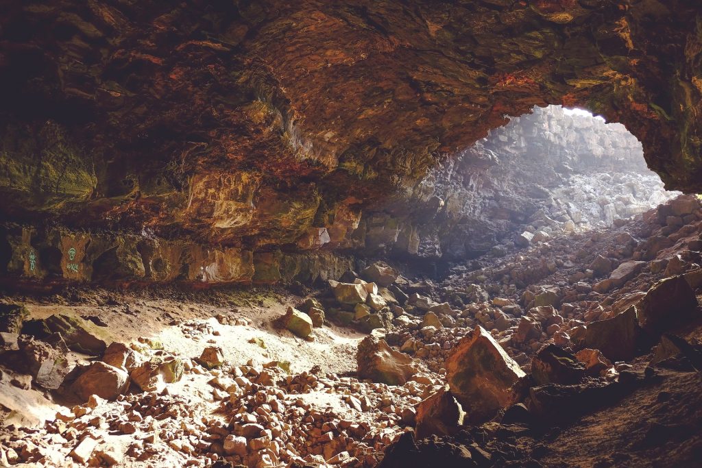 Wszechstronne zastosowanie kamer endoskopowych doceniono podczas prac w górach i jaskiniach (fot. pixabay.com) 